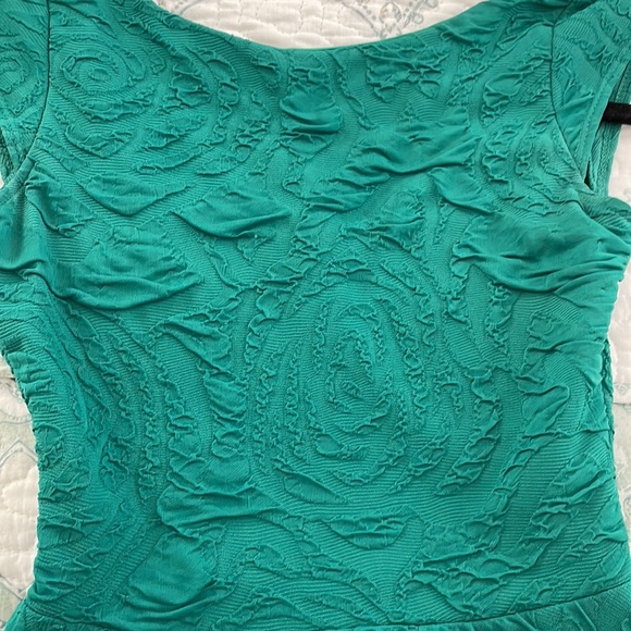 Arden B green peplum flattering top! - Picture 2 of 4
